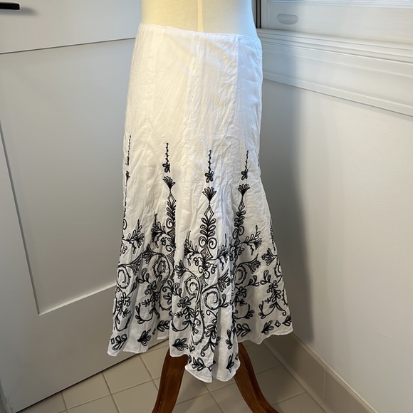 Tahari flared white skirt with embroidered design, size: 6, 100% cotton - Picture 9 of 10